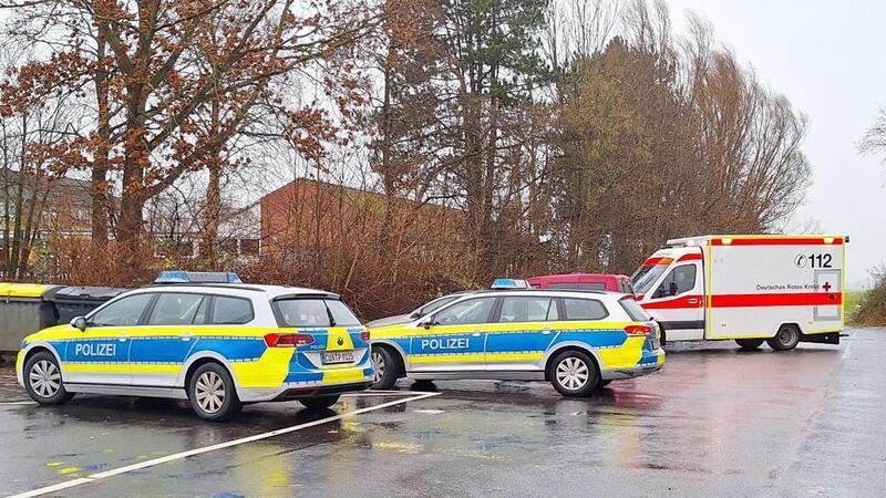 Nach Messerattacke in Schule - Polizei wertet Handy aus Polizeiautos und ein Krankenwagen stehen nahe der Schule in Cuxhaven.