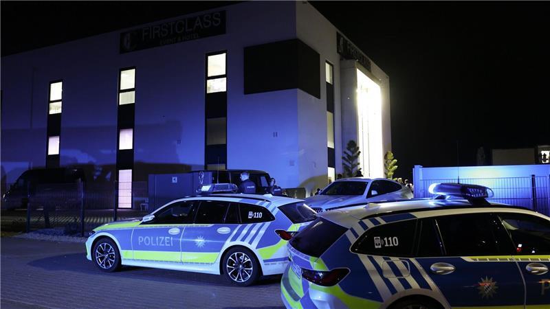 Zwei Tote bei zwei Feiern in Bayern - Täter weiter flüchtig Polizeiautos vor der Eventlocation in Fürth.