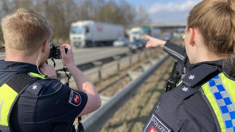 Polizeibeamte dokumentieren Gaffer auf der Gegenfahrspur der A1.