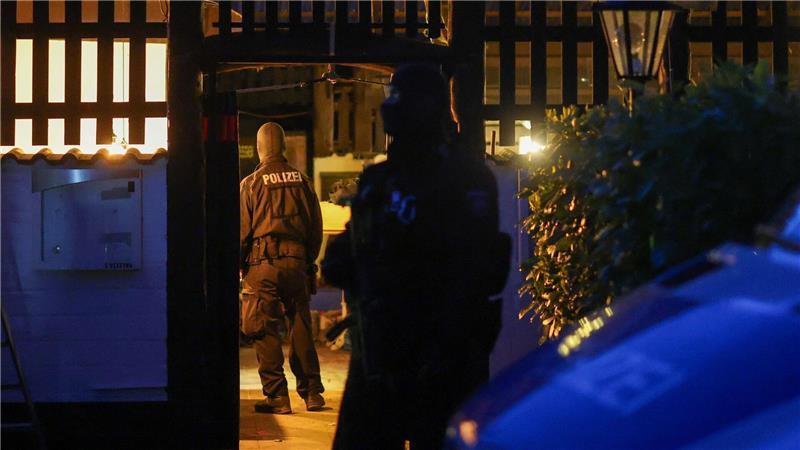 Polizeibeamte durchsuchen das Vereinsheim der Hells Angels in Hilden.