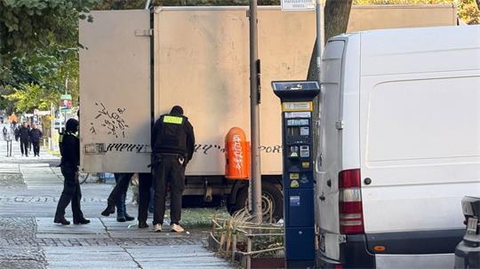 Polizeibeamte durchsuchen einen Lastwagen im Ortsteil Gesundbrunnen. 