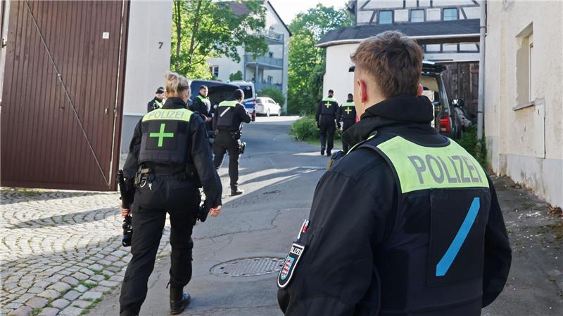 Razzia auch in Stade: Dobrindt verbietet „Königreich Deutschland“ Polizeibeamte durchsuchen nach dem Verbot der Reichsbürger-Gruppe "Königreich Deutschland" durch den Bundesinnenminister Gebäude.