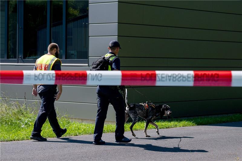 Handy des getöteten Jugendlichen aus Lohr am Main gefunden Polizeibeamte ermitteln mit einem Spürhund am Schulzentrum in Lohr am Main, wo der tote 14-Jährige gefunden wurde.