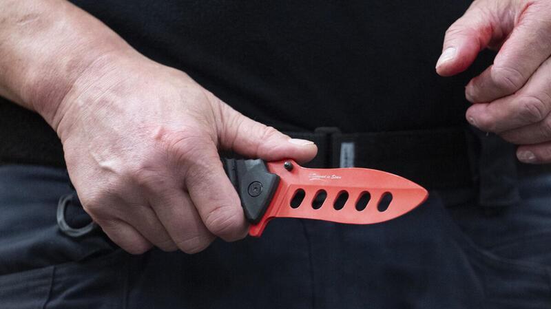 Polizeibeamte haben in Hamburg-Heimfeld einen Mann überwältigt, der sie mit einem Messer bedroht hatte. (Symbolbild)