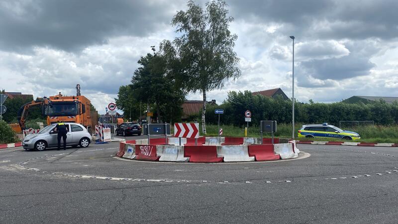 Chaotische Zustände an der Baustelle in Dammhausen Polizeibeamte halten an der gesperrten Dammhauser Straße und am Kreisel Autofahrer an.