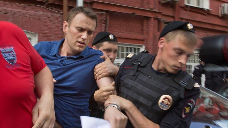 Trauer und viele offene Fragen nach Nawalnys Tod Polizeibeamte halten den russischen Oppositionsführer Alexej Nawalny (l.) im Juli 2013 fest.