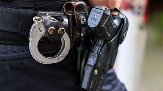 Polizeibeamte in Zivil haben die Frau vor der Geldübergabe in Winsen gestellt (Symbolbild).