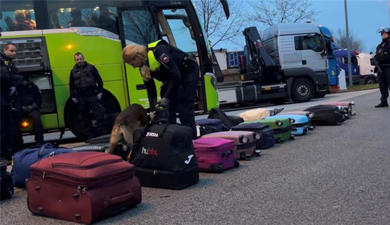 Drogen und Schusswaffen gefunden: Großkontrolle auf der A1 bei Sittensen Polizeibeamte kontrollierten an der A1-Rastanlage Ostetal (Süd) das Gepäck aus mehreren Reisebussen. Foto: Polizei
