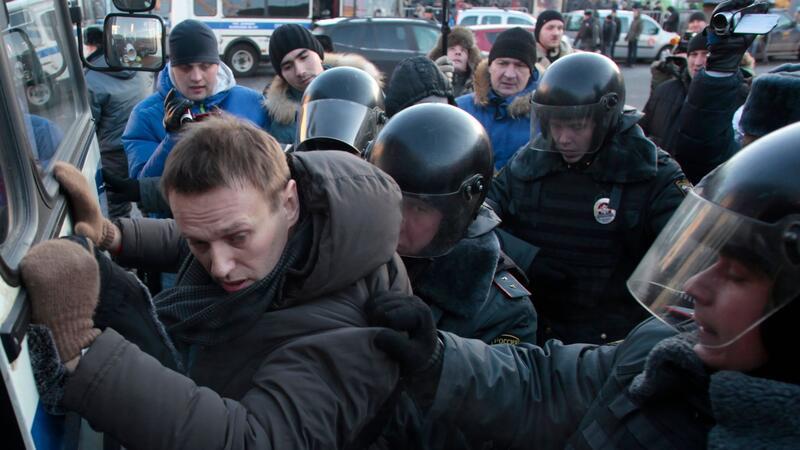 Russische Justiz: Kremlgegner Nawalny in Haft gestorben Polizeibeamte nehmen Alexej Nawalny während einer nicht genehmigten Kundgebung auf dem Lubjanka-Platz in Moskau fest.