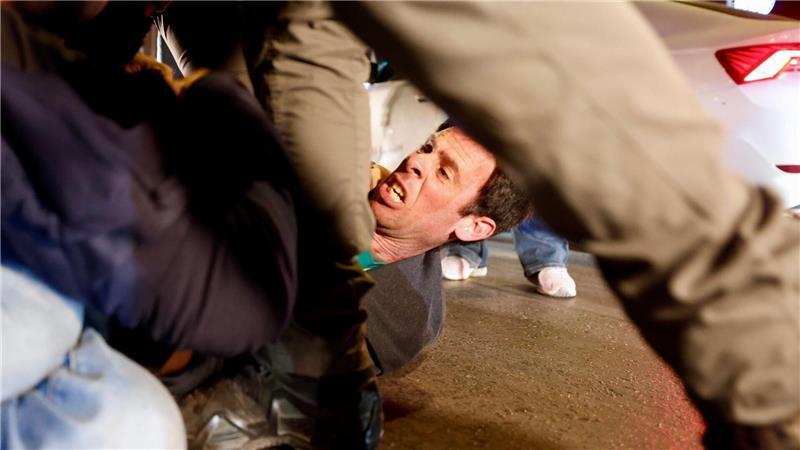 Polizeibeamte nehmen Demonstranten während einer Demonstration gegen Ministerpräsident Netanjahu und seine Regierung in der Nähe der Residenz des Ministerpräsidenten in Jerusalem fest.