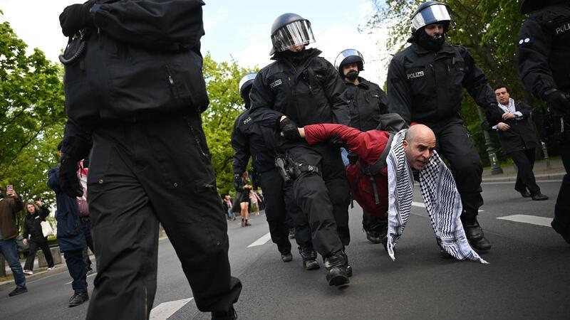 Polizeibeamte nehmen einen Teilnehmer einer Unterstützungsversammlung für das propalästinensische Protestcamp mit.