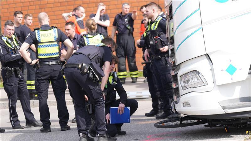 Polizeibeamte sichern Spuren, nachdem zum zweiten Mal in dieser Woche ein Radfahrer bei einem Unfall ums Leben gekommen ist.