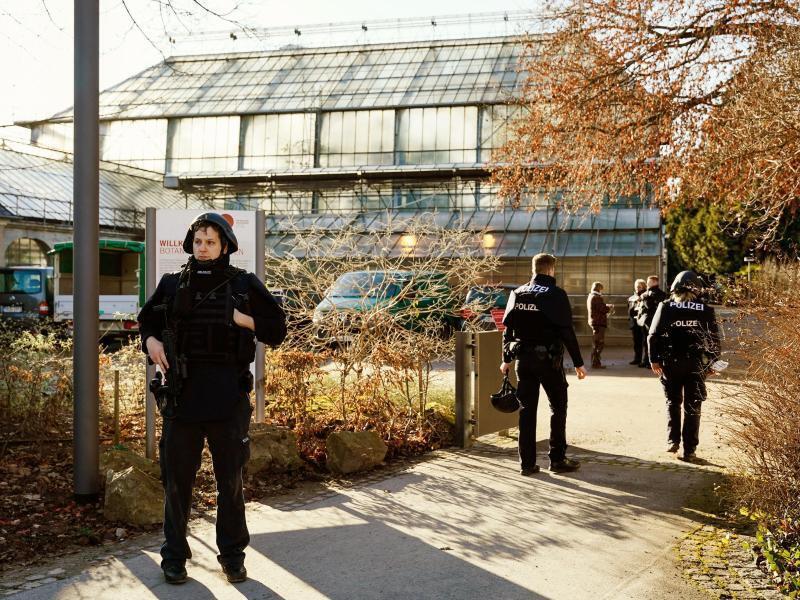 Polizeibeamte sichern das Gelände des Botanischen Gartens der Heidelberger Universität. Foto: Uwe Anspach/dpa