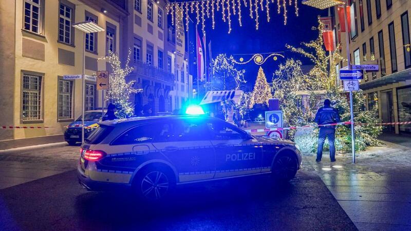 Polizeibeamte sichern den Weihnachtsmarkt ab.
