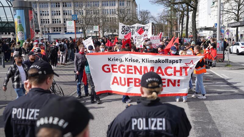 Polizeibeamte stehen 2023 vor den Teilnehmerinnen und Teilnehmern der revolutionären 1. Mai-Demo am Hamburger Hauptbahnhof.