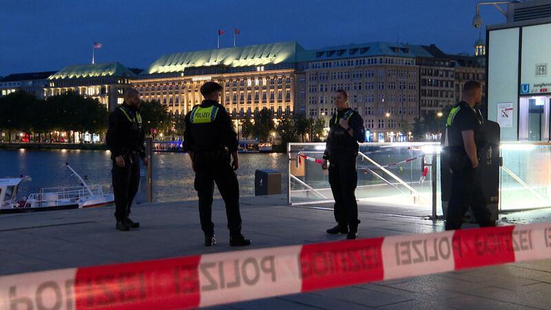 Täter auf der Flucht: Gefährliche Körperverletzung am Jungfernstieg Polizeibeamte stehen am Abend im Bereich des U-Bahnhofs nahe der Binnenalster.