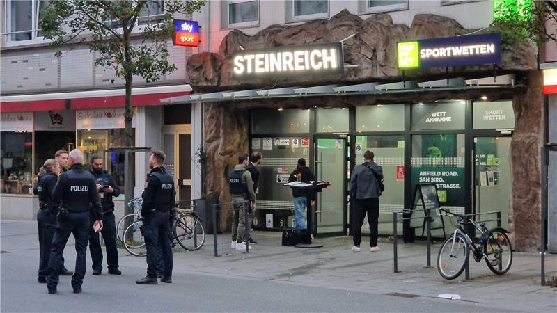 Polizeibeamte stehen auf dem Marktplatz.  Ein Unbekannter hat auf dem Marktplatz von Gießen mehrere Schüsse abgegeben.  
