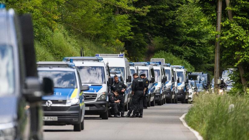 Durchsuchungen im „Reichsbürger“-Umfeld im Norden dauern an Polizeibeamte stehen auf einer Straße nahe Bad Teinach.