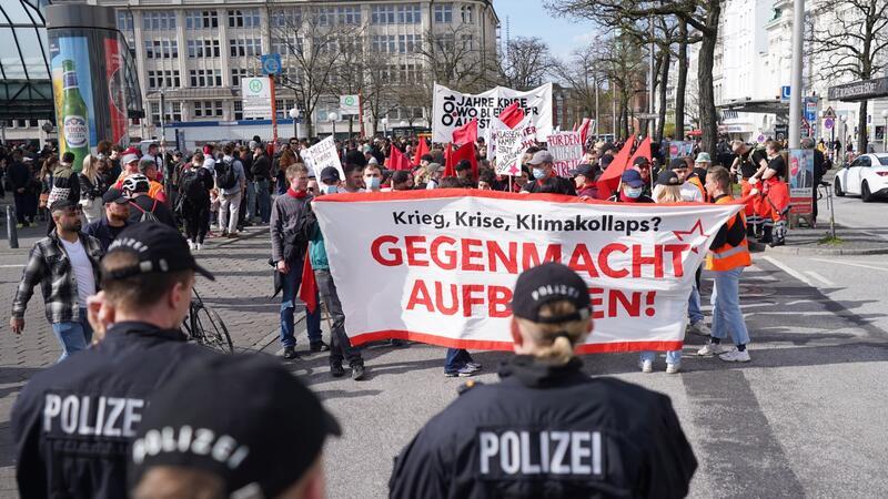 Polizeibeamte stehen vor den Teilnehmerinnen und Teilnehmer der revolutionären 1. Mai-Demo „Kampf auf der Straße, Streik im Betrieb.