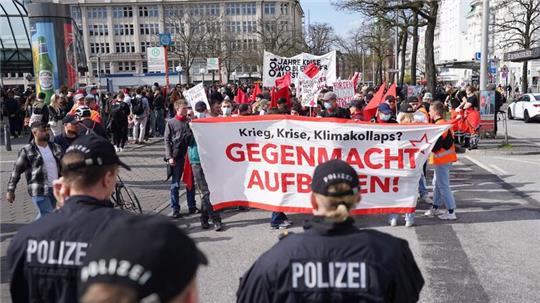 Polizeibeamte stehen vor den Teilnehmerinnen und Teilnehmer der revolutionären 1. Mai-Demo „Kampf auf der Straße, Streik im Betrieb.