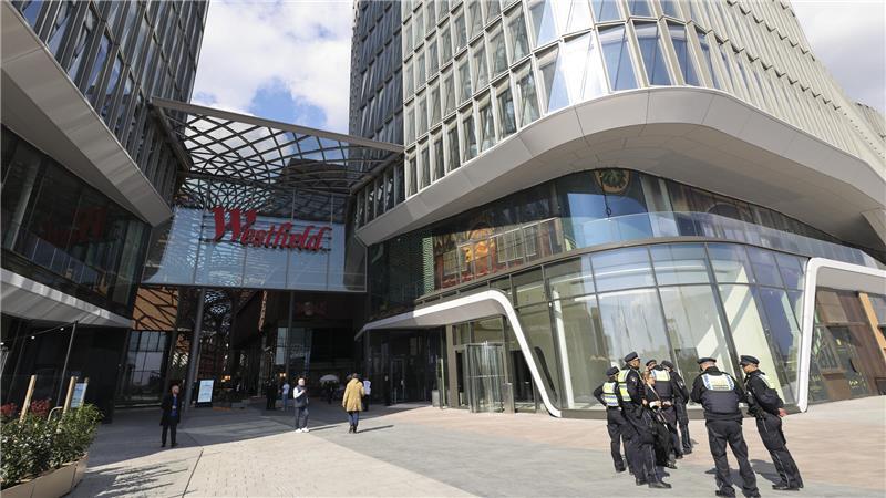 Hamburg hat eine neue Shopping-Mall: Westfield Überseequartier eröffnet Polizeibeamte stehen vor einem Eingang bei der Eröffnung des Westfield Hamburg-Überseequartier.