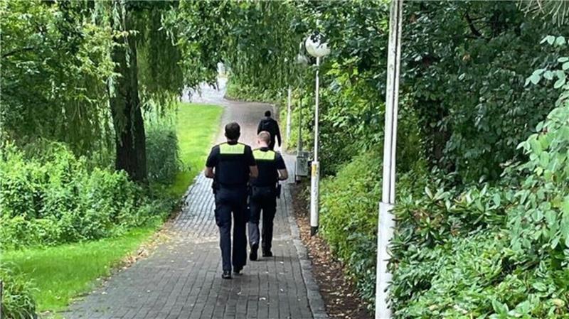 Mann pöbelt und bespuckt Mitarbeiter von Bundestags-Mobil – Polizeieinsatz Polizeibeamte stellen den auffälligen Mann im Park beim Wasserturm, nachdem er zuvor einen Mitarbeiter des Bundestags-Infomobils bedrohte und bespuckte.