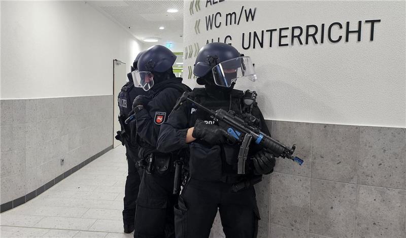 Polizeibeamte suchen die Oberschule in Dorum ab. Es ist nur eine Übung. 