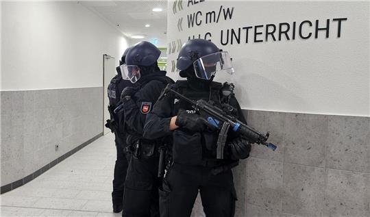 Polizeibeamte suchen die Oberschule in Dorum ab. Es ist nur eine Übung. 