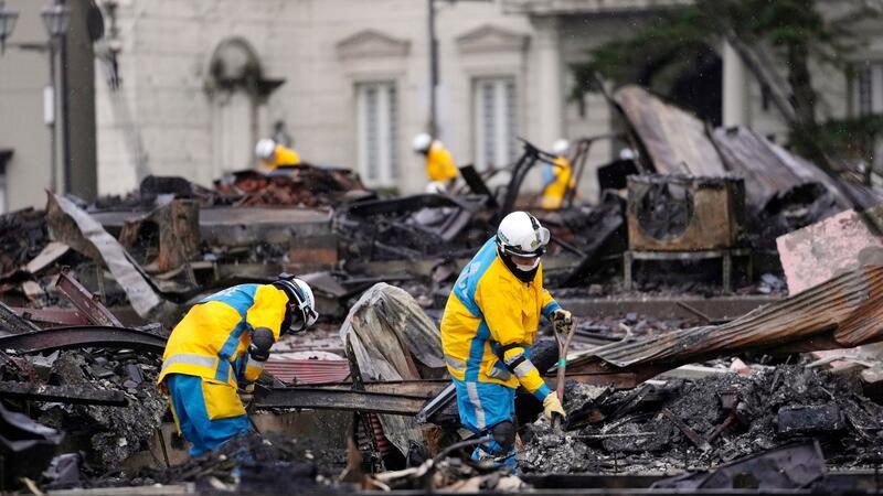 Zahl der Todesopfer bei Neujahrstag-Beben in Japan steigt Polizeibeamte suchen nordwestlich von Tokio nach Opfern eines durch das Erdbeben verursachten Brandes.