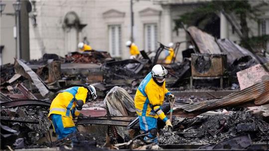 Polizeibeamte suchen nordwestlich von Tokio nach Opfern eines durch das Erdbeben verursachten Brandes.