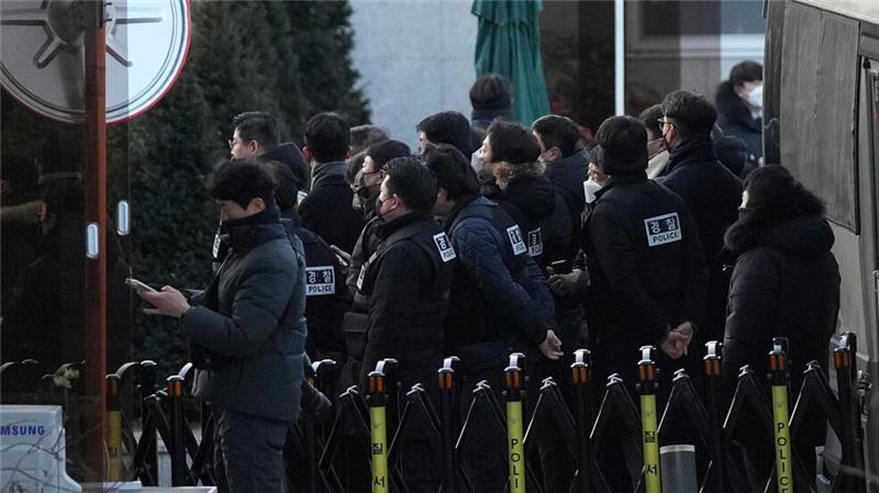 Polizeibeamte treffen am Tor der Präsidentenresidenz in Seoul ein.