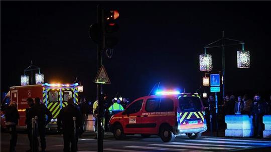 Polizeibeamte und Rettungskräfte sperren eine Straße ab, nachdem ein Mann hier Menschen attakiert hat.