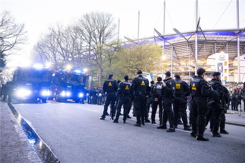 Polizeibeamte und Wasserwerfer stehen nach dem Spiel vor dem Stadion. Foto: Daniel Reinhardt/dpa