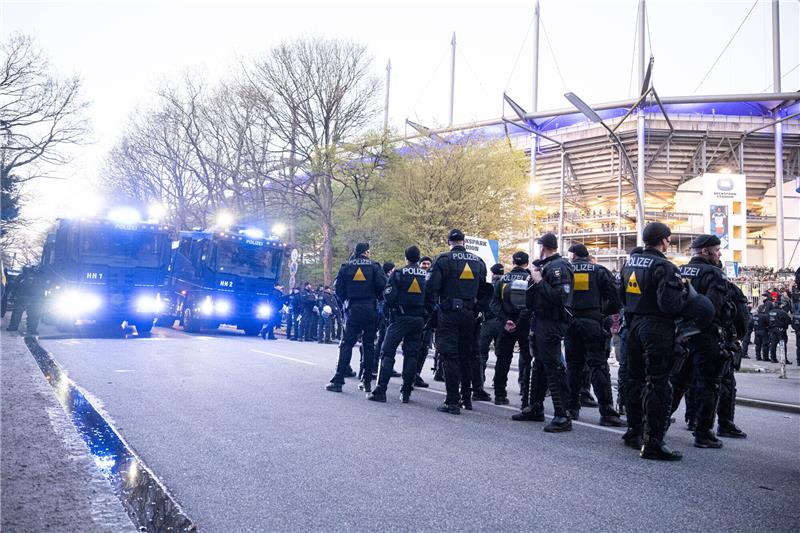 Polizei nach Derby-Einsatz: „Fantrennung erfolgreich umgesetzt“ Polizeibeamte und Wasserwerfer stehen nach dem Spiel vor dem Stadion. Foto: Daniel Reinhardt/dpa