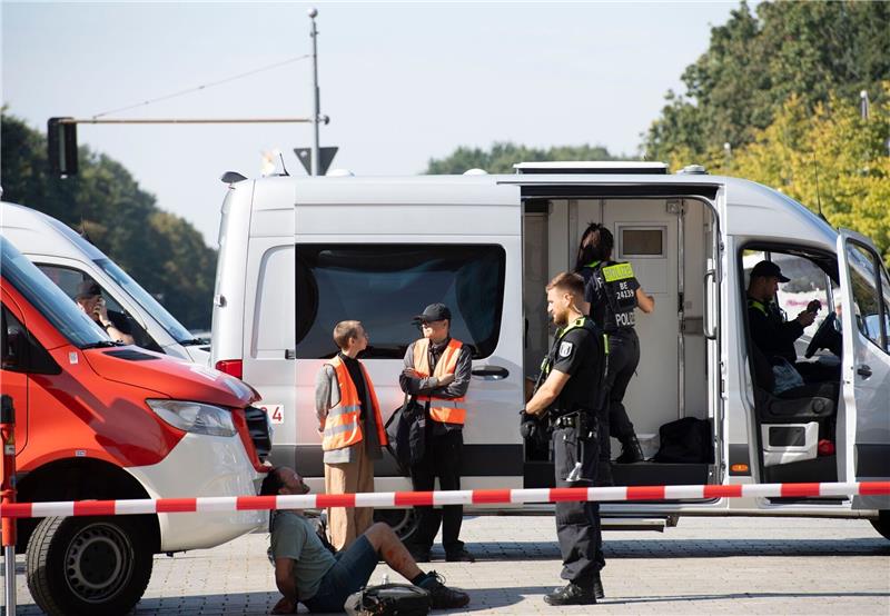 Polizeibeamte und festgesetzte Mitglieder der Klimaschutzgruppe Letzte Generation.
