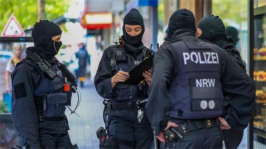 Polizeibeamte während der Razzia in Duisburg 