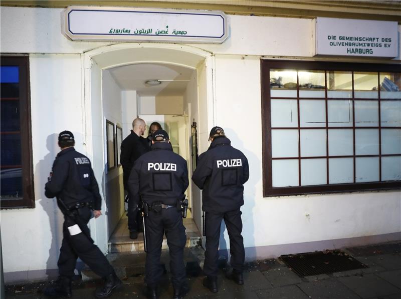 Polizeibeamte während der Razzia in der Taqwa-Moschee vor einem Jahr.