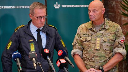 Polizeichef Thorkild Fogde (l) und Verteidigungsminister Michael Hyldgaard halten eine Pressekonferenz mit dem dänischen Verteidigungsminister und dem dänischen Justizminister (nicht im Bild) ab, um über die jüngsten Drohnenaktivitäten an mehreren Flughäfen in Dänemark zu informieren. 