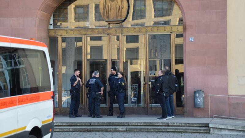 Polizei schießt auf Bewaffneten in Uni-Bibliothek: tot Polizeieinsatz an der Mannheimer Universität. Nun soll der Ablauf des Geschehens rekonstruiert werden.