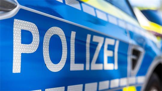 Polizeieinsatz in Wischhafen: Täter flüchtete mutmaßlich in Richtung der B495 und der Moorchaussee. (Symbolbild)