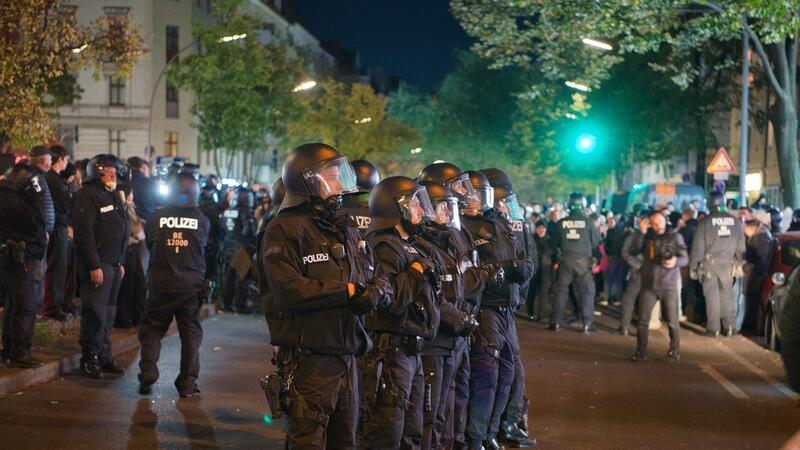 Krawalle mit Böllern und Steinen in Berlin - Pro-Palästina Polizeieinsatz in der Sonnenallee im Berliner Bezirk Neukölln.Fotograf