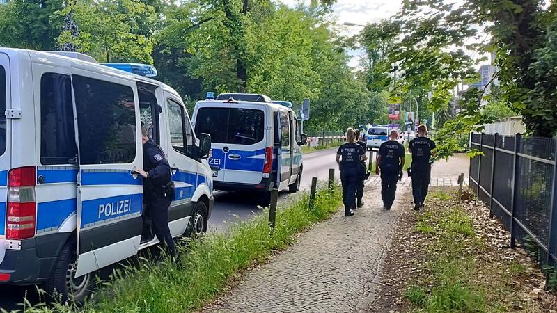 Wachmann einer Asylunterkunft getötet - Verdächtiger gefasst Polizeieinsatz nach der Gewalttat in einer Flüchtlingsunterkunft in Potsdam.