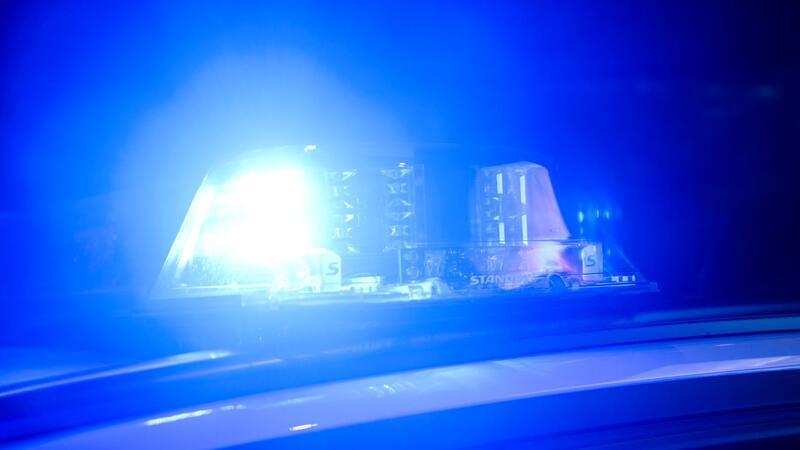 Polizeieinsatz nach schwerem Verkehrsunfall: Die B71 bei Munster musste für mehrere Stunden voll gesperrt werden. (Symbolbild)