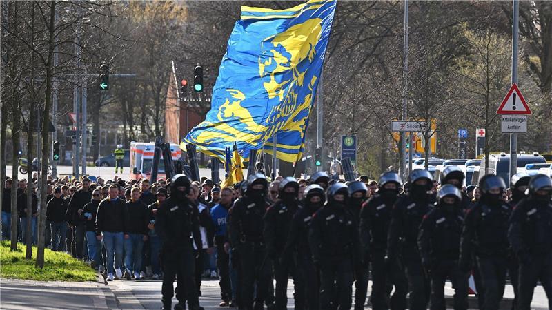 Nach Unterbrechung: Hannover gewinnt Hochsicherheits-Derby Polizeieinsatz vor dem Fußball-Derby zwischen Hannover 96 und Eintracht Braunschweig.