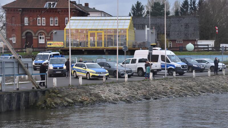 Polizeifahrzeuge am Ableger in Stadersand.