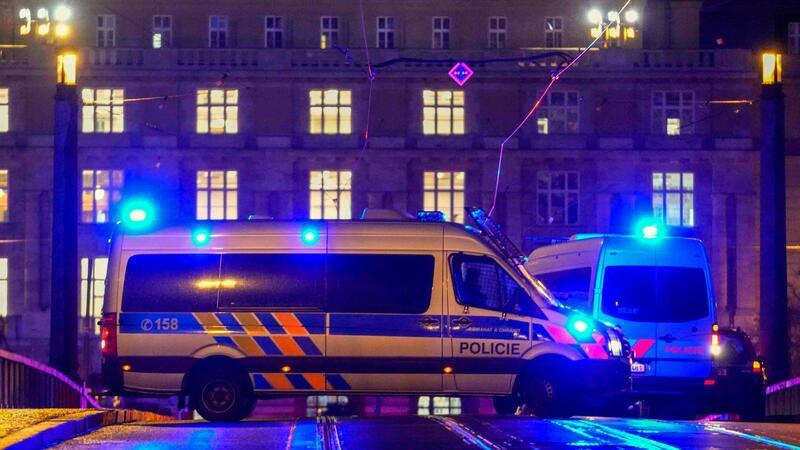 Tschechien nach Bluttat an Prager Uni im Schockzustand Polizeifahrzeuge sperren das Gebiet um die Philosophische Fakultät der Karls-Universität ab.