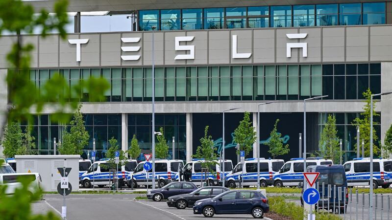 Protest gegen Tesla dürfte nach Aktionswoche weitergehen Polizeifahrzeuge stehen am Samstagvormittag vor dem Haupteingang des Tesla-Werks in Grünheide.