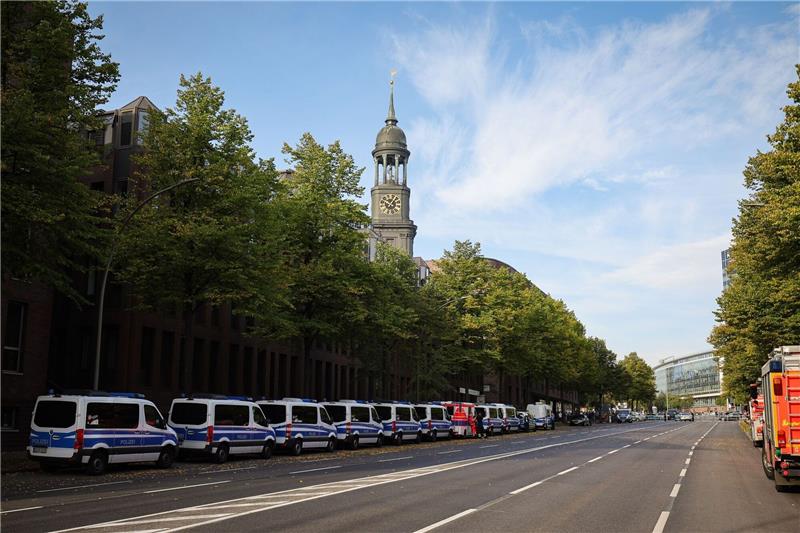 Polit-Prominenz, viel Wind und ein sexy Auftritt bei Einheitsfeier in Hamburg Polizeifahrzeuge stehen auf der gesperrten Ludwig-Erhard-Straße vor der Hauptkirche St. Michaelis (Michel).