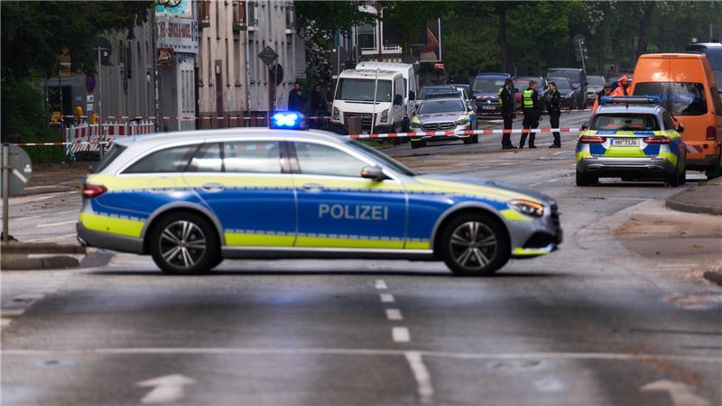 Rohrbruch mit Folgen: B73 in Harburg bleibt tagelang gesperrt Polizeifahrzeuge stehen auf einer gesperrten Straße.