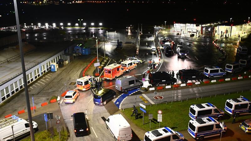 Hamburger Flughafen: Glückliches Ende einer Geiselnahme Polizeifahrzeuge und Krankenwagen sind am Flughafen in Hamburg im Einsatz.